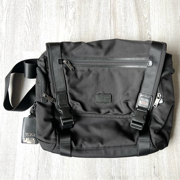 Tumi Alpha Bravo Benning Deluxe Messenger Black